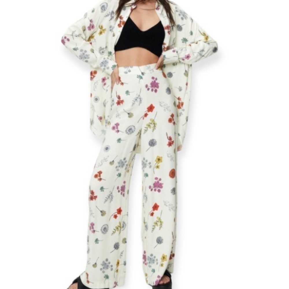 Nasty Gal NWT Floral Print High Waisted Wide Leg Pants Size 4 Cream Color